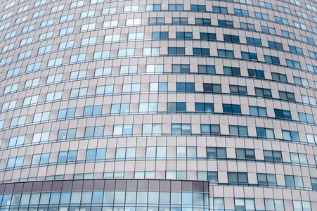 大厦窗口的看法旧城在新建筑的倒影中玻璃金属和混凝土的混合物