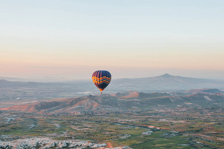 在日出或日落时分, 在天空中的一个孤独的气球飞行。乘飞机或冒险旅行