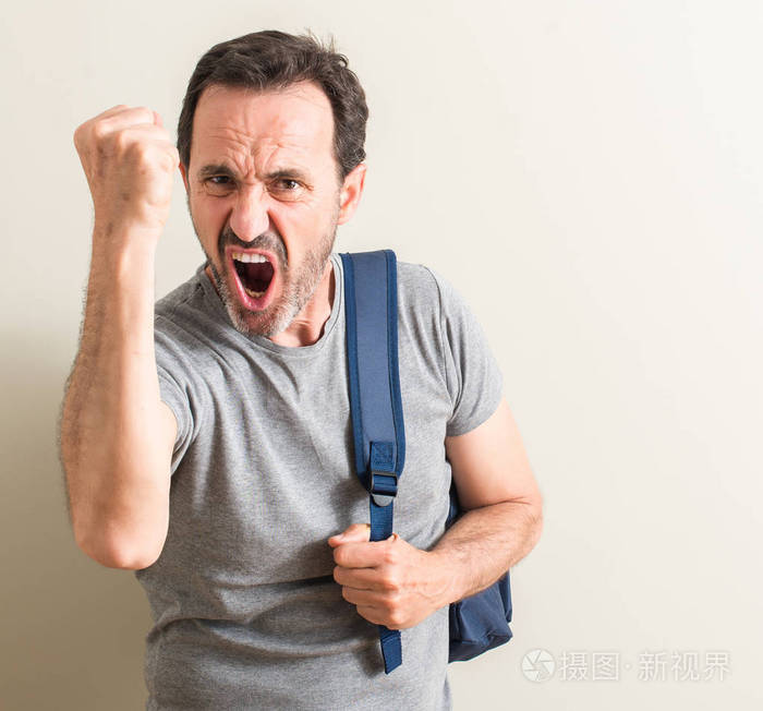 资深男子用背包恼怒和沮丧的呼喊与愤怒, 疯狂和叫喊与举手, 愤怒的概