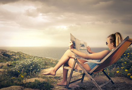 女人在沙滩上阅读