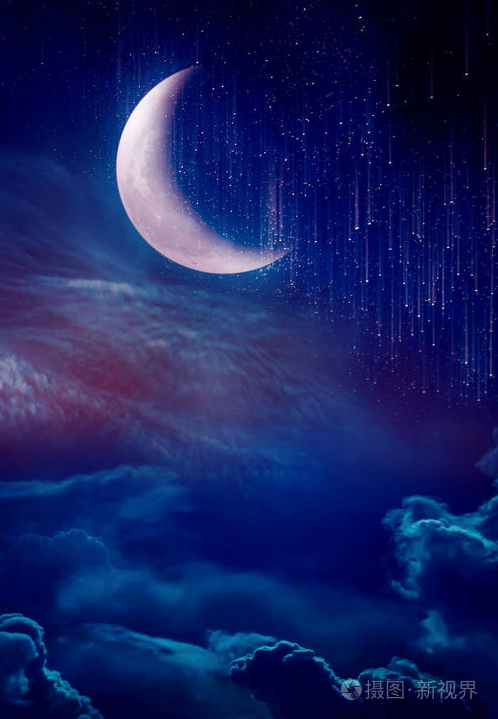 夜的天空与新月和多云的景观.宁静的自然背景.用我的相机拍摄的月亮