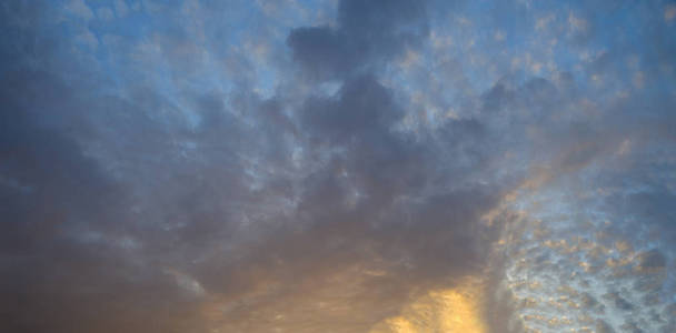 五颜六色的美丽蓝天与云彩形成背景