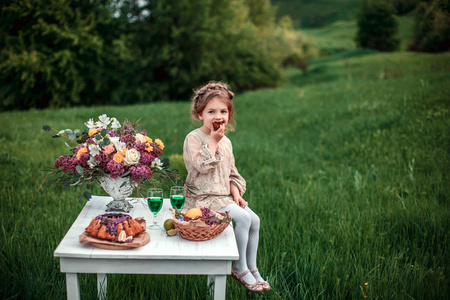 快乐的女孩吃巧克力图片