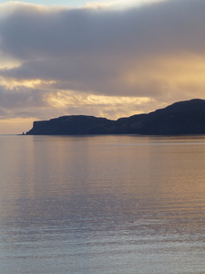 跨湖 Bracadale，斯凯，苏格兰的日落美景