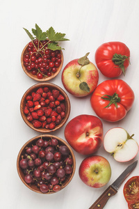 在白色背景的红色食物的分类, 顶部视图。含有番茄红素的水果和蔬菜。健康素食背景