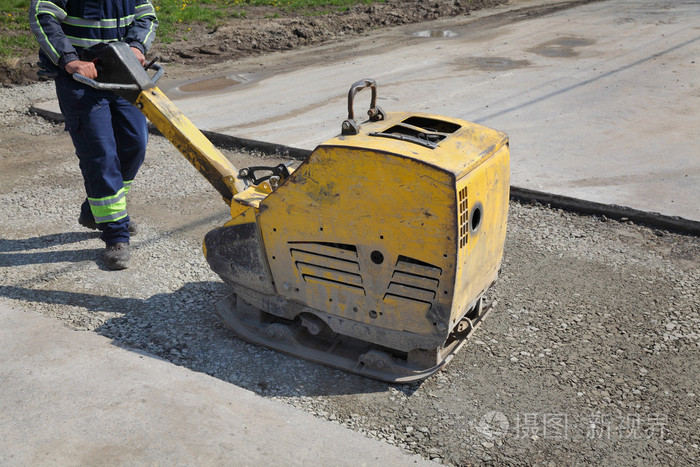 道路建筑工地工人使用大功率振动平板夯