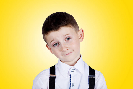 十几岁的女孩与扬起的眉毛室内拍摄的是一个年轻帅哥举起双手祈求好运