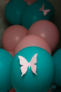 很多绿蓝粉红色的球, 粉红色的蝴蝶。派对生日节日, 庆祝