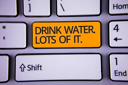 手写文字书写饮水。很多. 概念意思饮用液体保持我们的身体在伟大的状态银色彩色抛光现代电脑键盘带黄色箭头按钮