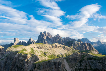 白云岩山全景在晴朗的夏天天。意大利南蒂罗尔国家公园 Cime 堤 Lavaredo