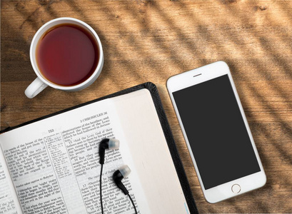 背景智能手机圣经书照片