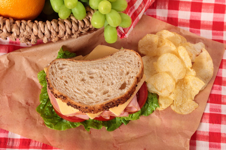 野餐篮火腿和奶酪三明治顶视图