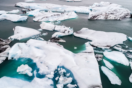 鸟瞰的冰山漂浮在 Jokulsarlon 泻湖所以