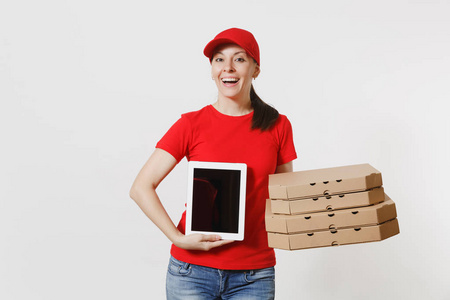 送妇女在红色盖帽, t恤给食物定购意大利比萨在纸板 flatbox 盒在白色背景被隔绝。女性信使手持平板电脑电脑, 空白黑色空屏