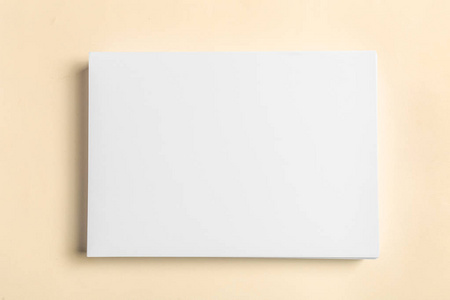 空白肖像 a4空白的白色名片样机礼品盒.开放的黑色手表盒白色背景上.