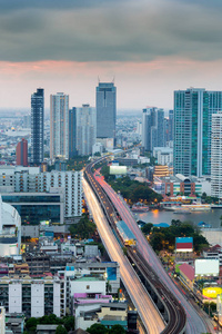 鸟瞰图曼谷市市中心大桥过河