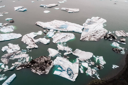 鸟瞰的冰山漂浮在 Jokulsarlon 泻湖所以
