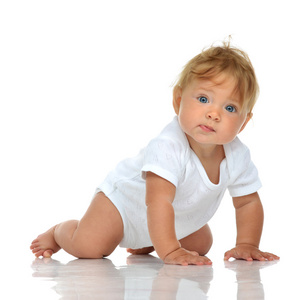 婴儿婴儿女孩蹒跚学步爬行快乐看直