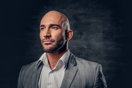 积极剃了头的人照片