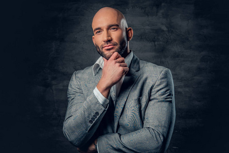 积极剃了头的人照片