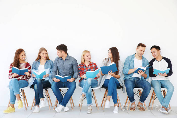 坐在近光墙边看书的一群人