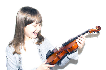 儿童持有小提琴和微笑