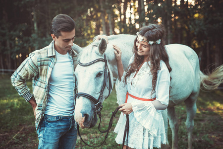 年轻夫妇照顾美丽的马