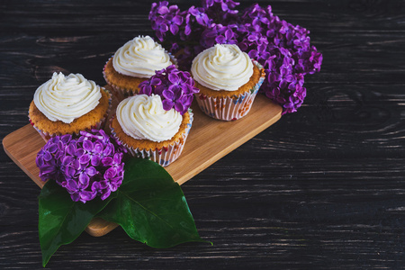 自制甜蛋糕奶油和花