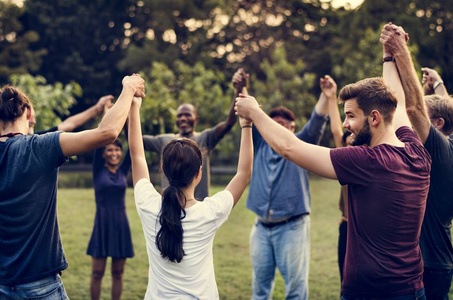 圈业务团队在一起手牵手手牵手人类对一群人在浅背景上手牵手的一群人