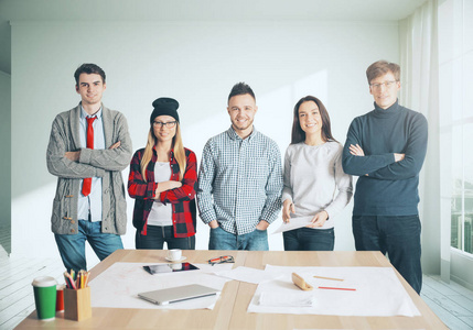 白种人团队在办公室照片