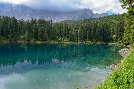 Carezza 湖与反射山在白云岩在南蒂罗尔, 意大利