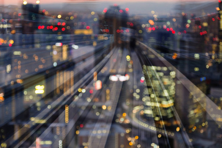 双曝光运动列车轨道在城市夜模糊散景光, 抽象背景