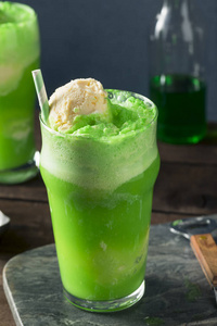 自制绿色冰淇淋苏打水浮法