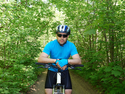 人骑一辆山地自行车，在绿色的树林