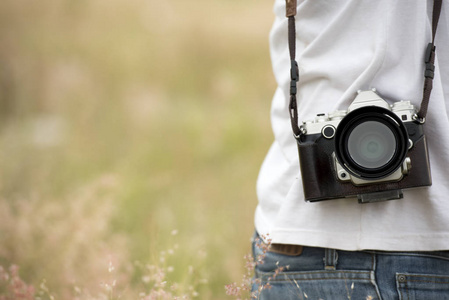 亚洲年轻人用数码相机拍摄户外照片.