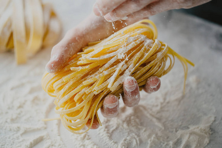 制作烹调自制面食的过程特写。厨师制作新鲜意大利传统面食