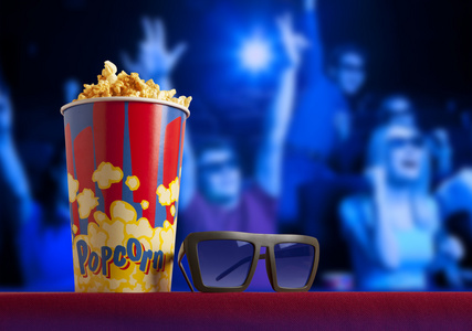 3d 眼镜和对扶手椅电影院爆米花照片