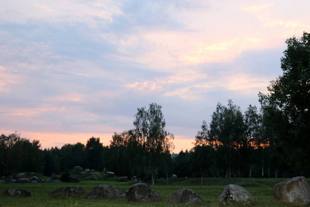 夕阳在公园里的石头在夏天, 在春天。背景