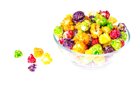 弹出爆米花在白色背景的彩色的爆米花照片