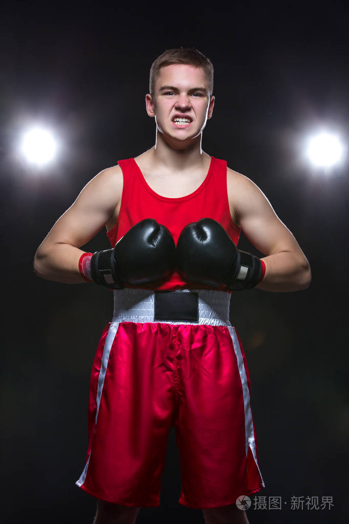 年轻的拳击手,在红色的形式