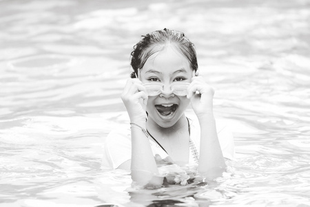 年轻女孩在游泳池