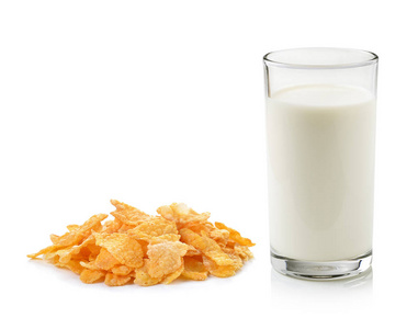 白色背景玉米片和牛奶玻璃
