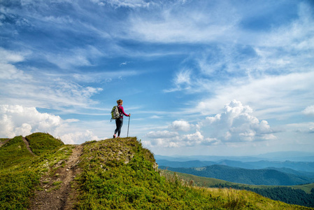 年轻女子在山中徒步旅行背包