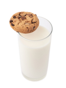 杯牛奶和饼干孤立在白色的背景