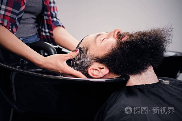 理发师洗男人的头发