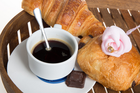 欧式早餐和咖啡和新鲜牛角面包图片
