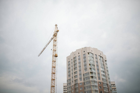 大型起重机及建筑施工。建筑下许多高大建筑的内部位置和蓝天下的起重机