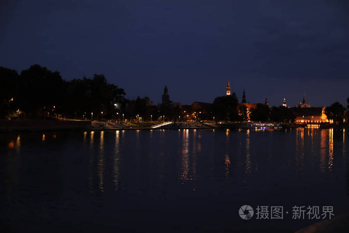 美丽的景色照亮城市附近的河流夜间