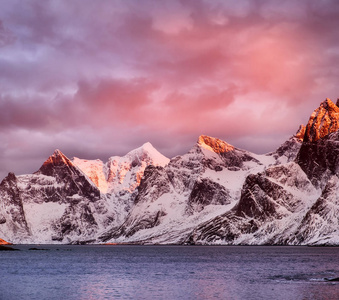 山脊在日出期间在罗弗敦海岛。自然风景在挪威