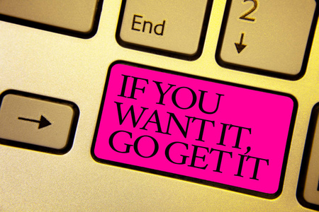 关于奢侈和风俗金色的耳环和经雕琢的宝石stationary稳定的让它下雪吧